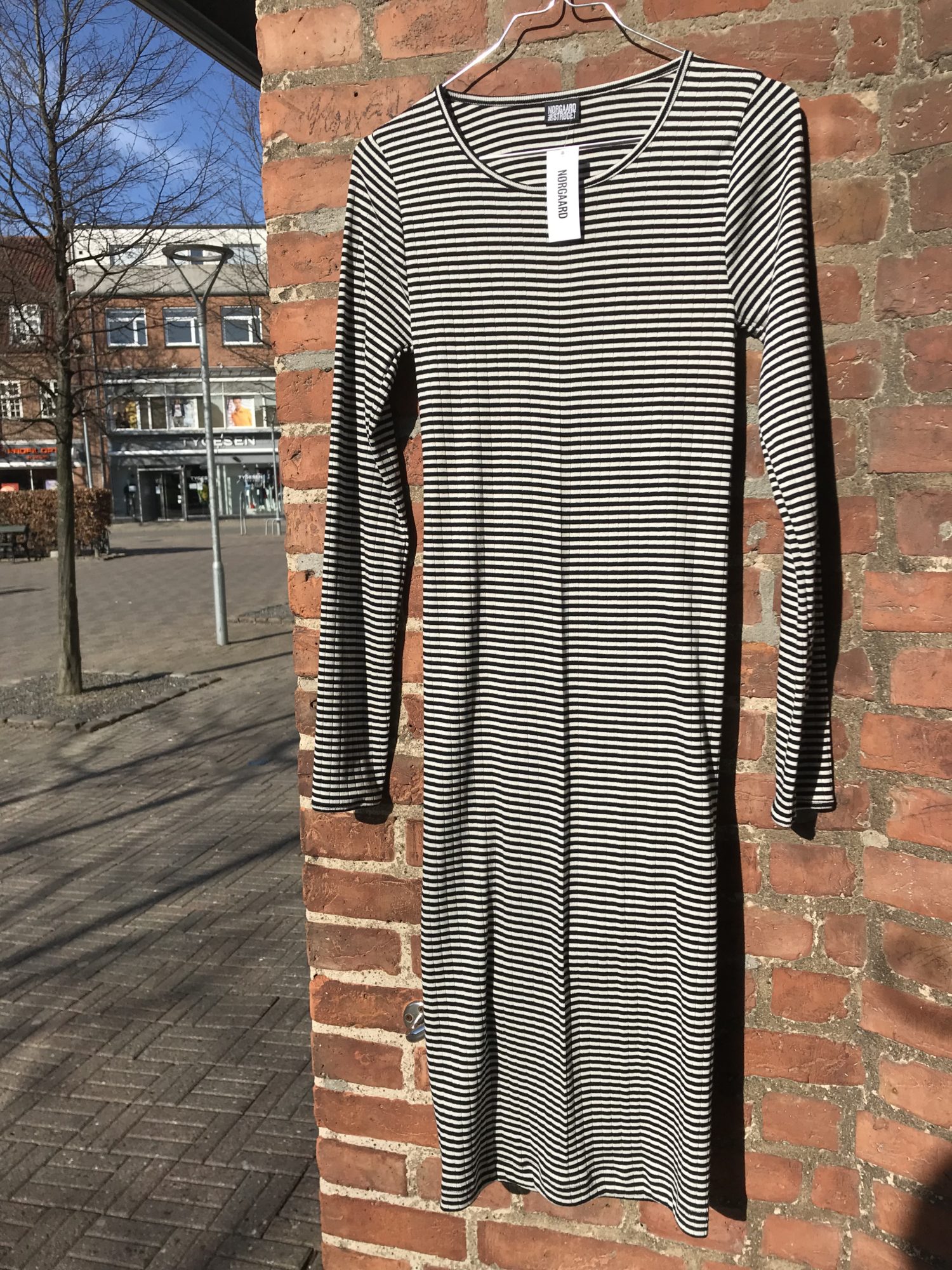 kjole smal stribet sort og hvid JOHN DRESS til kvinder hos Augustashop.dk